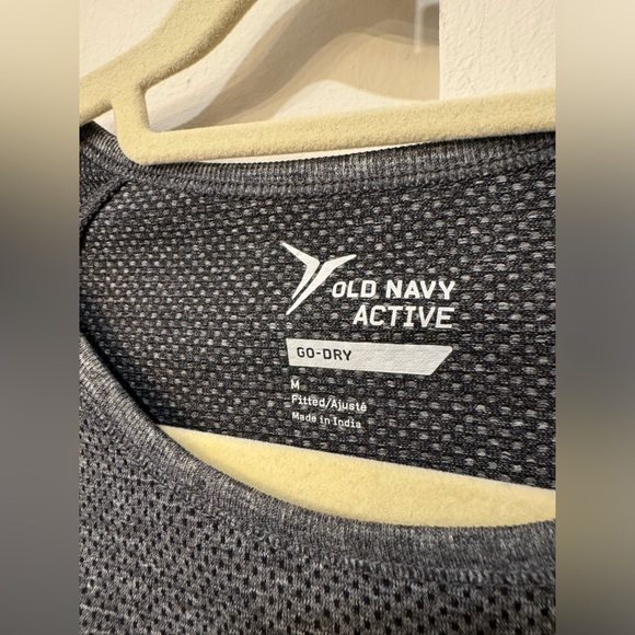 Old Navy Active performance top, size Med - Picture 4 of 5
